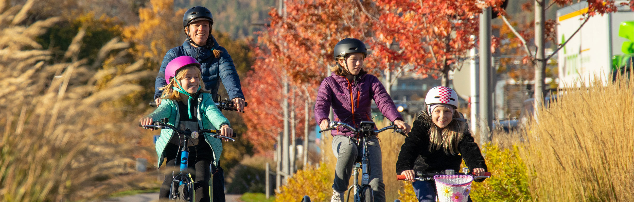 En familie som sykler på en høstdag