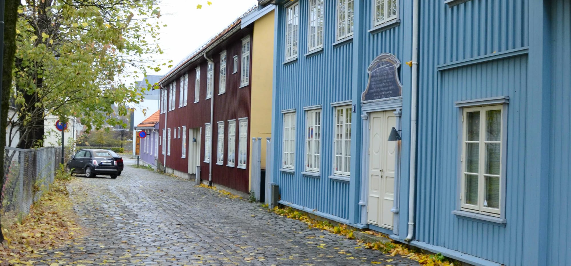 Boligmiljø i Drammen med ulike farger på husene.