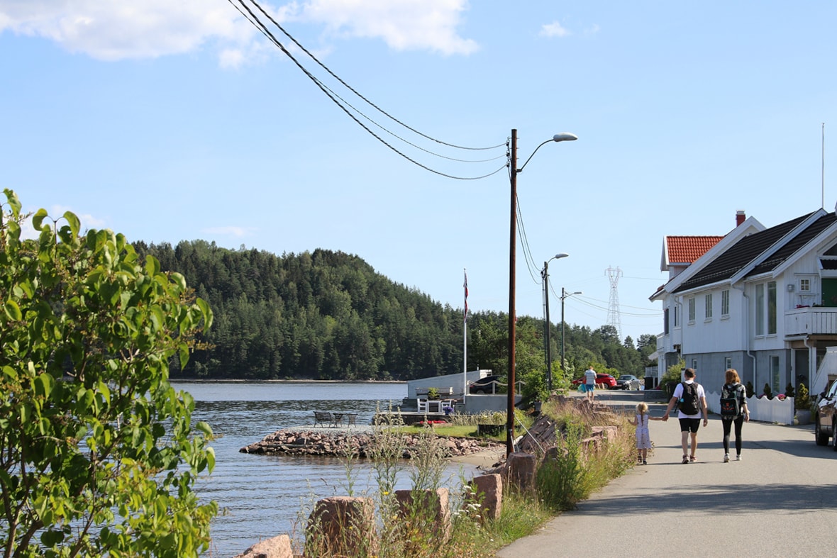 Vei og bebyggelse på kysstien i Svelvik