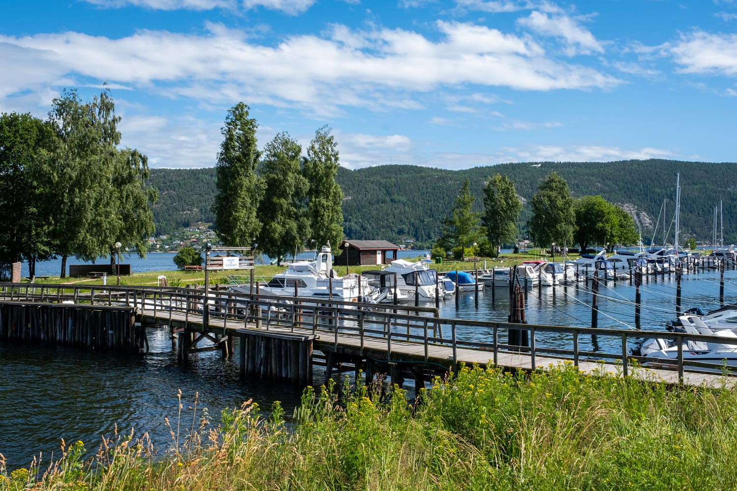 Batteriøya i Svelvik. Oversiktsbilde med bru ut til øye og båthavn.