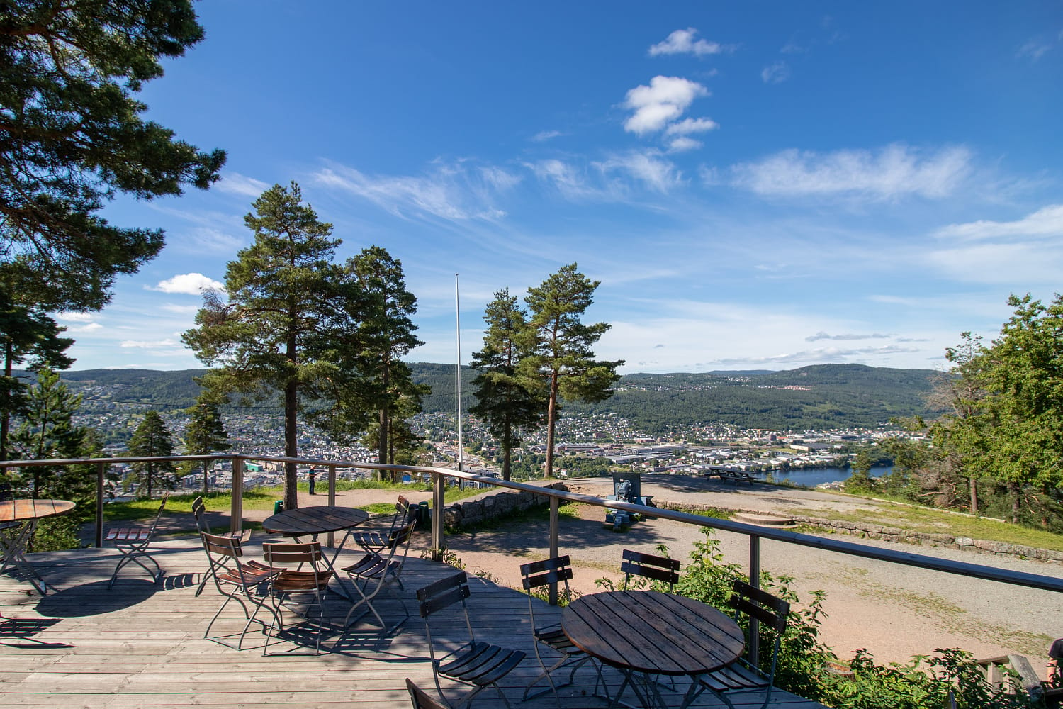 Bilde som viser kafeområde på Spiralen, Bragernesåsen med utsikt ut over Drammen by.