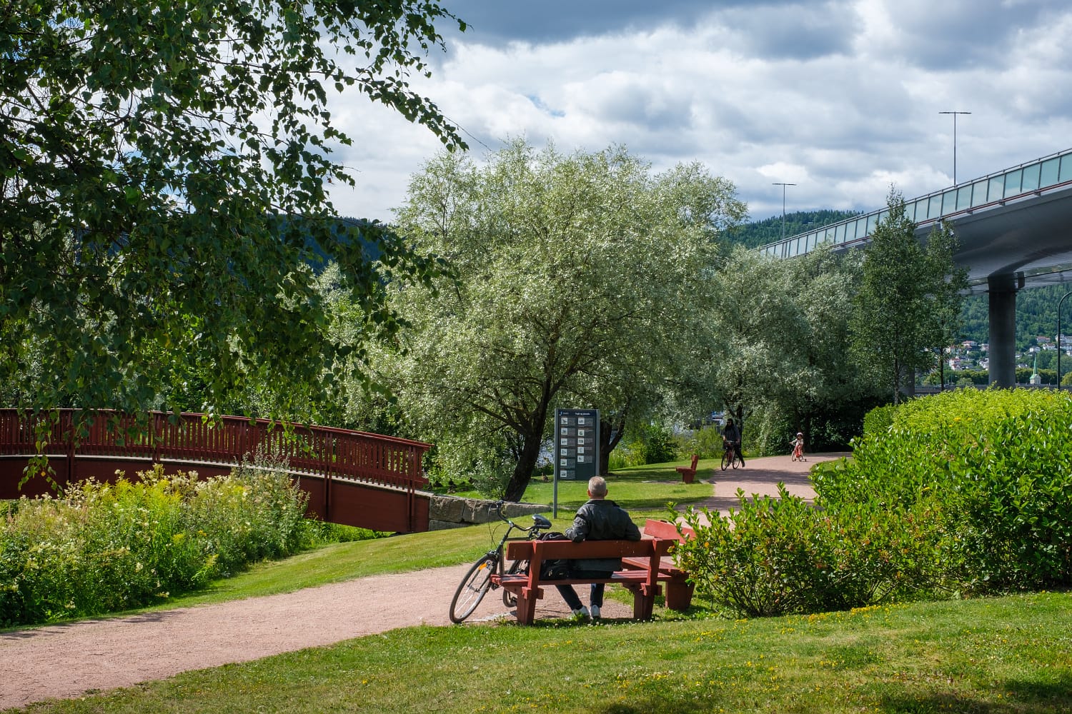 Fjordparken strekker seg fra Holmenbrua og østover helt til Lier. På bildet ses  turvei, sitteplasser og gangbru.