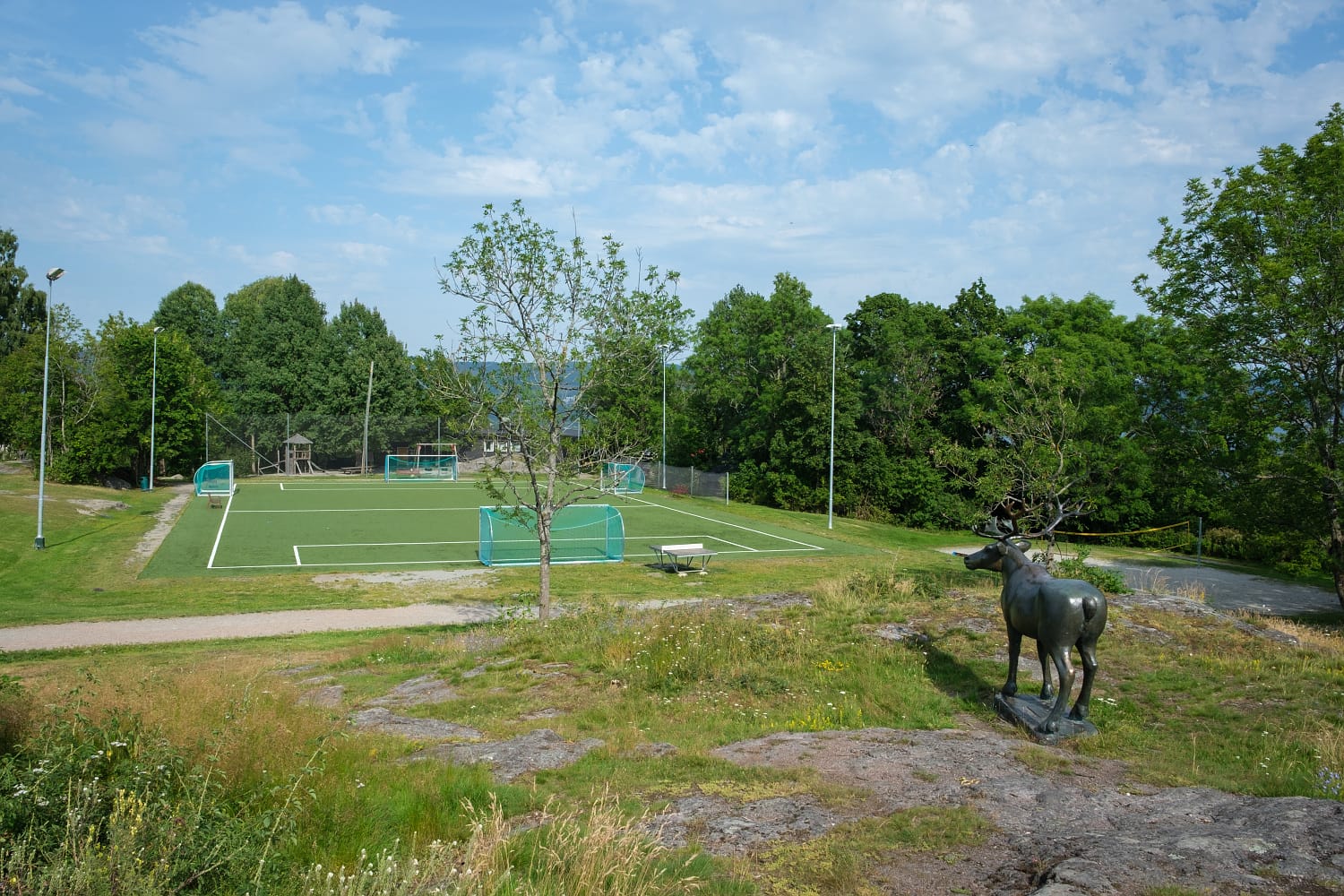 Løkkebergparken. Dyreskulptur og gressplen med fotballmål.