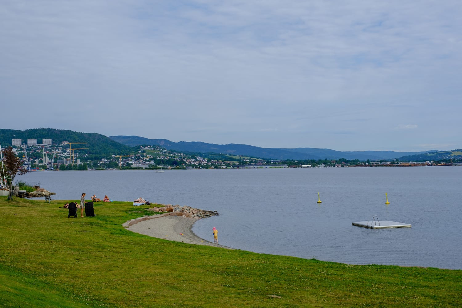 Sota fjordpark. Park med store plenarealer og strand for bading i fjorden.