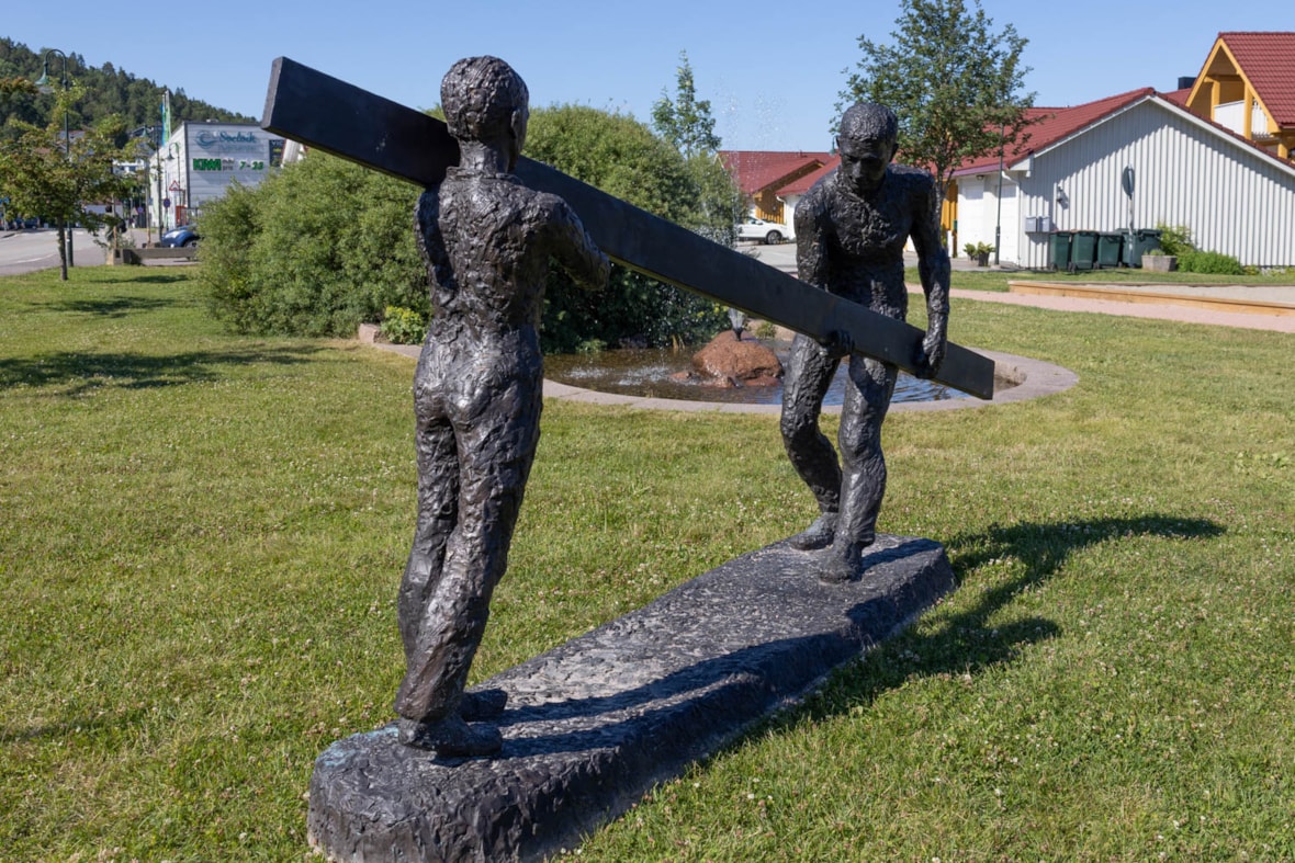 Skulptur "læregutten" to menn bærer en planke