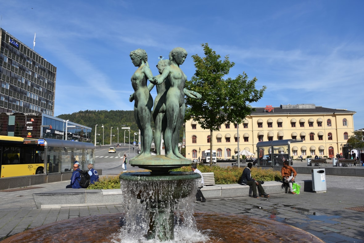 Fonteneskulpturen Vennskapsring/De tre bydeler ved Strømsø Torg