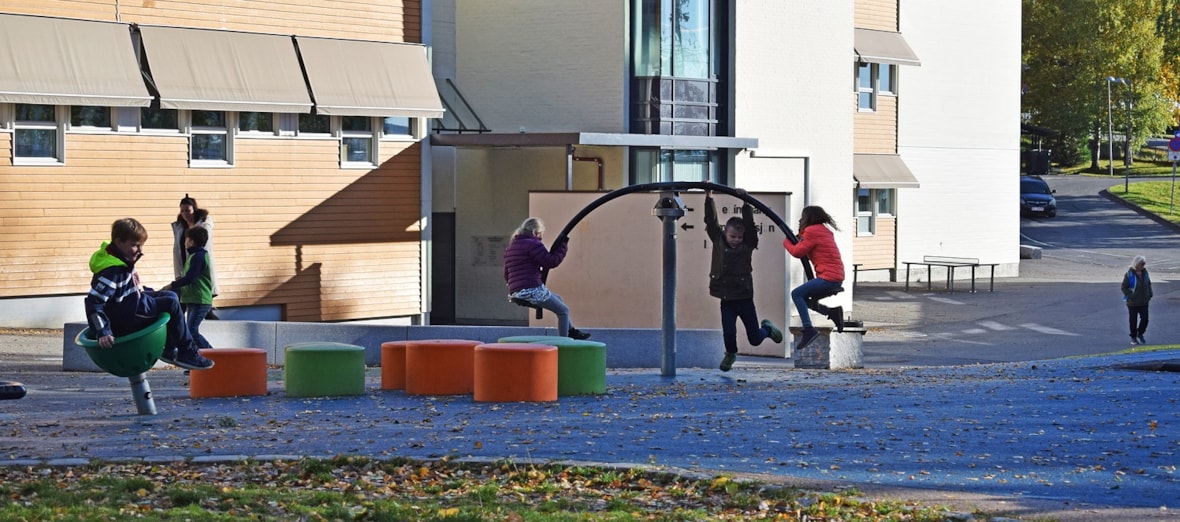 Elever leker i skolegården