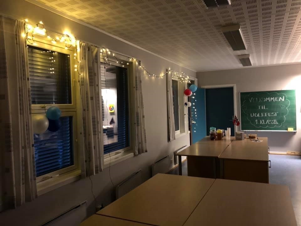 Et klasserom uten lys. Kun lyslenker som lyser opp. Elevene på 1.trinn skal ha uglefest. 