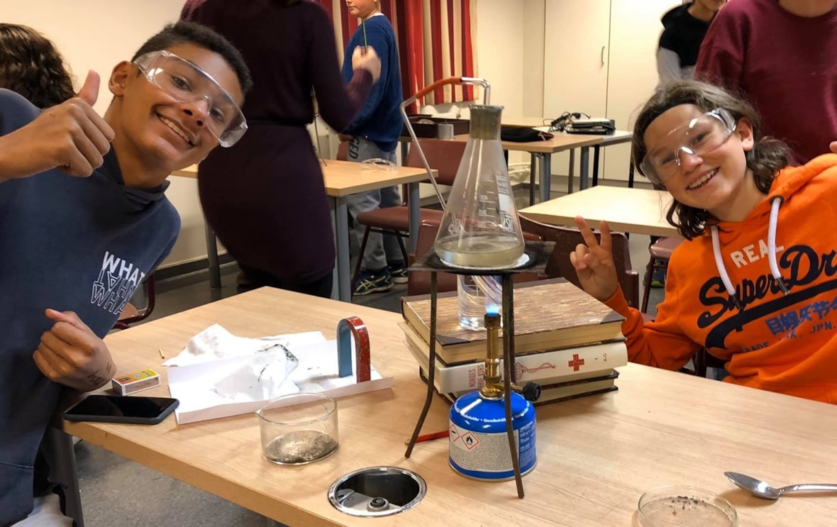 To elever gjennomfører naturfageksperiment