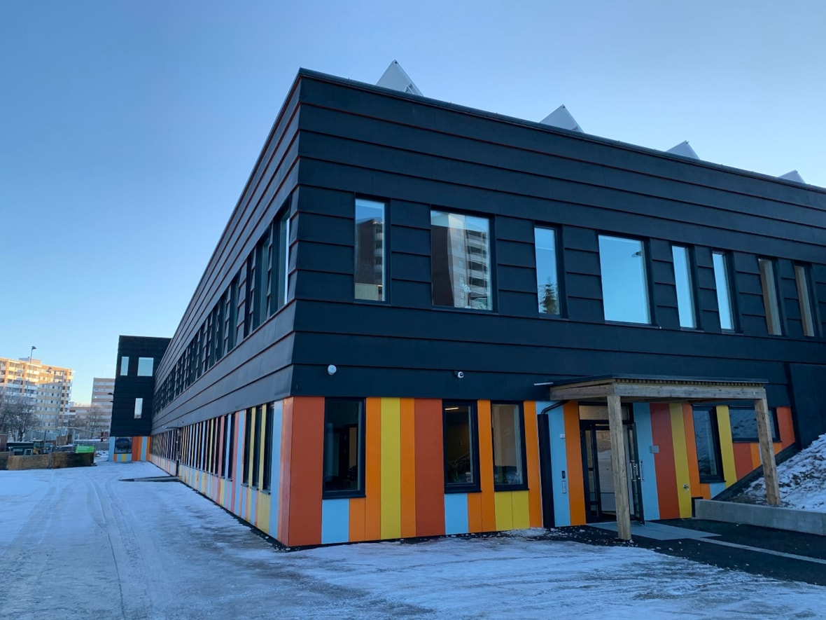 Skolen har mange farger på utsiden av bygget
