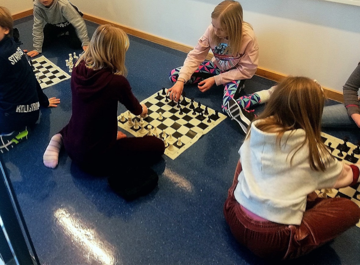 Elever spiller sjakk