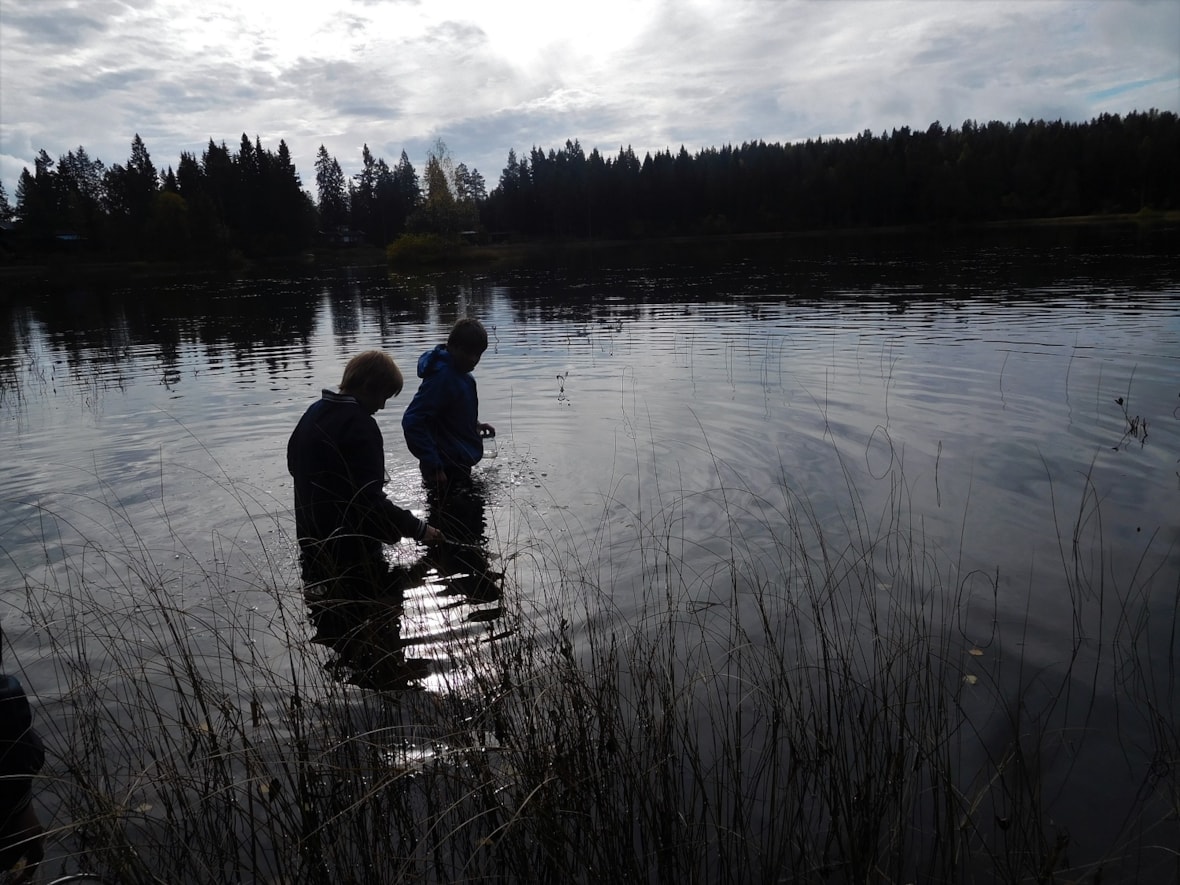 To elever leter etter småkryp i vannet