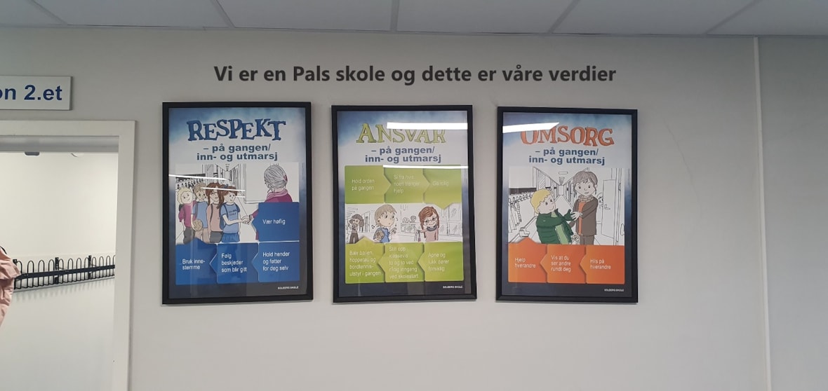 Plakater av skolens verdier som er respekt, ansvar og omsorg.