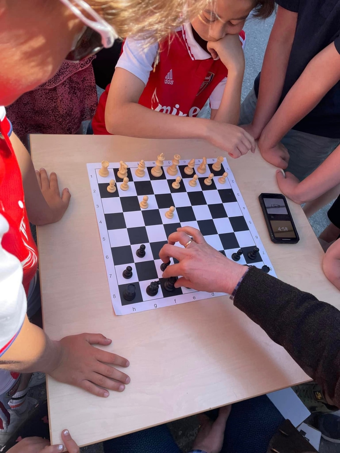 Et bilde som viser at elever spiller sjakk